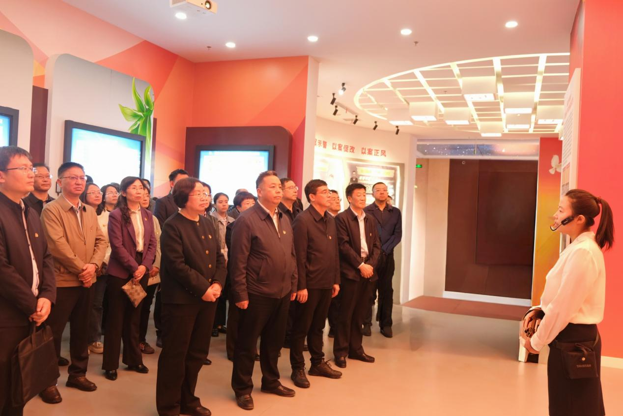 学校开展2025年第3次党委理论学习中心组(扩大)学习会暨廉政警示教育活动