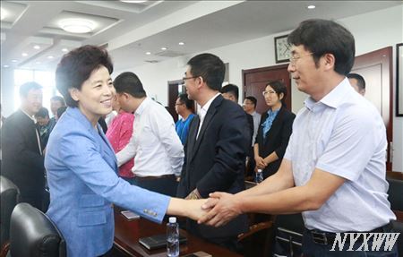 自治区主席咸辉看望慰问伟德教师